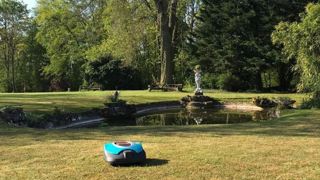 Divers outils, comme ici un robot de tonte ou des capteurs, aident à piloter les espaces verts ©Gardena